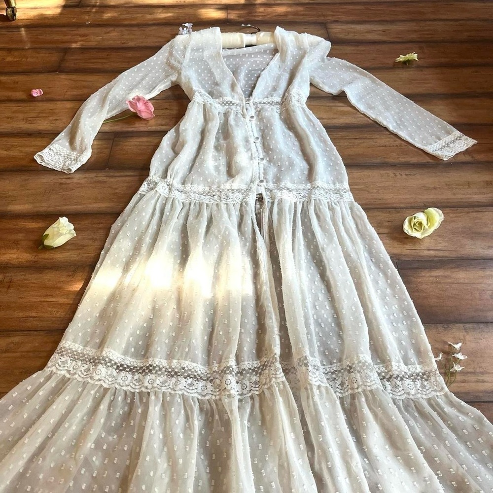SOLD Breathtaking ethereal vintage style ivory white lace tiered duster 🪽